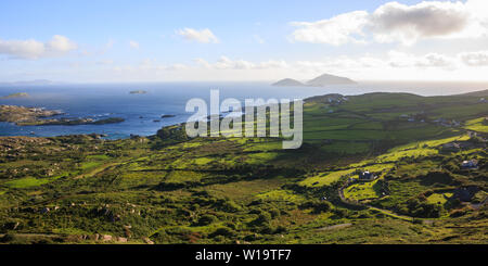 Anello di Kerry, Irlanda, vista oceano panoramica su Bealtra Bay, Il Derrynane, Iveragh Peninsula Foto Stock