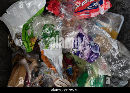 Imballi, imballi in plastica non riciclabile, in contenitori per la casa. REGNO UNITO Foto Stock