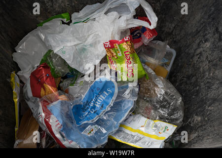 Rifiuti, mailny non riciclabile plastica imballaggi alimentari, nella famiglia bin. Regno Unito Foto Stock