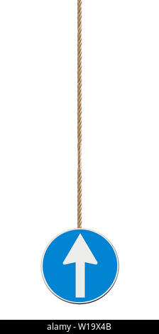 Freccia blu segno isolato su sfondo bianco appesi ad una fune che indica di andare avanti - il concetto di immagine Foto Stock