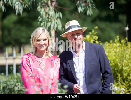 East Molesey, Regno Unito. 01 Luglio, 2019. BBC presenter Jo Whiley pone con esperto di giardinaggio di Joe swift della RHS Hampton Court Palace Garden festival Giornata della stampa che si svolge prima che si apre ufficialmente domani fino a domenica 7 luglio. Il rinomato in tutto il mondo flower show è un affascinante e divertente e un giorno educativa che è frequentato da molte celebrità. Ci sono molti giardini, composizioni floreali, Marquee tutti insieme nella gloriosa motivi di Hampton Court Palace. Credito: Keith Larby/Alamy Live News Foto Stock