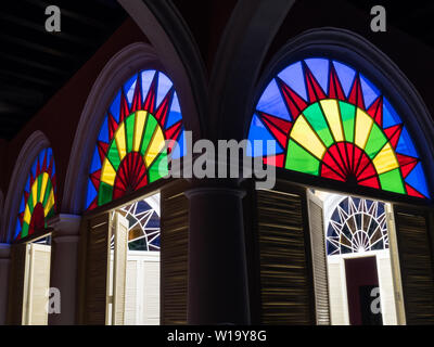 Arcuata di finestre di vetro macchiate nel Museo del Ron, Havana Foto Stock