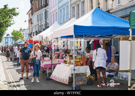 Kings Road street market a Giugno nella cittadina balneare di St Leonards on Sea, East Sussex, Regno Unito Foto Stock
