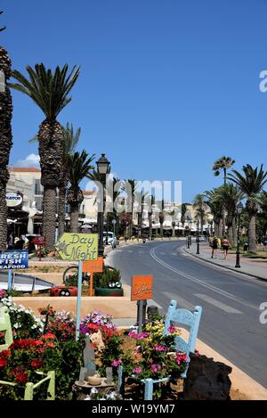 Vista della strada principale e una fila di ristoranti e caffetterie , Rethimno, Creta, Grecia. Foto Stock