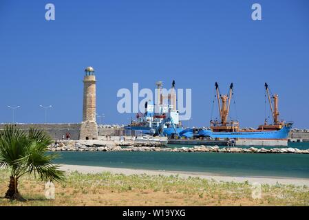 Vista sul faro e parte del porto di Rethimnon, Creta, Grecia. Foto Stock