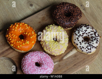 Close up di diversi gusti di ciambelle Foto Stock