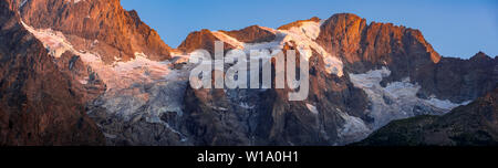 Tramonto sulla Meije Rateau e ghiacciai (panoramico) nel Parco Nazionale degli Ecrins. Francia, Hautes-Alpes, (05), la tomba, Alpi europee Foto Stock