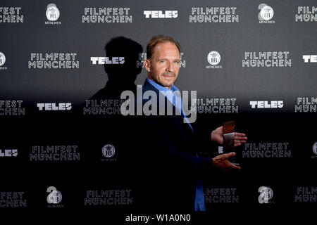 Monaco di Baviera, Germania. 01 Luglio, 2019. L'attore Ralph Fiennes detiene il premio CineMerit in Gasteig nelle sue mani al Munich Film Festival che ha luogo dal 27.06.2019 al 06.07.2019. Credito: Felix Hörhager/dpa/Alamy Live News Foto Stock