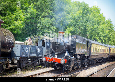 Kidderminster, Regno Unito. 29 giugno 2019. Severn Valley Railways 'Start to the 1940's' inizia quest'estate in modo favoloso con riattori in costume che giocano la loro parte nel fornire un'autentica ricreazione della seconda guerra mondiale in Gran Bretagna. Un treno a vapore d'epoca è visto arrivare, dalla parte anteriore, a Highley Station, Shropshire, nel bel sole estivo. Credito: Lee Hudson Foto Stock