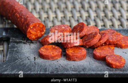 Chiusura del chorizo salsicce a bordo Foto Stock