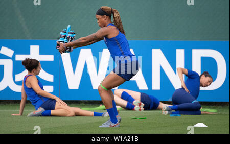 Lione, Francia. 01 Luglio, 2019. 01 luglio 2019, France (Francia), Lione: Calcio, donne: WM, squadra nazionale USA, training finale: Jessica McDonald si allunga. Credito: dpa picture alliance/Alamy Live News Foto Stock
