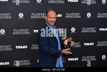 Monaco di Baviera, Germania. 01 Luglio, 2019. L'attore Ralph Fiennes detiene il premio CineMerit in Gasteig nelle sue mani al Munich Film Festival che ha luogo dal 27.06.2019 al 06.07.2019. Credito: Felix Hörhager/dpa/Alamy Live News Foto Stock