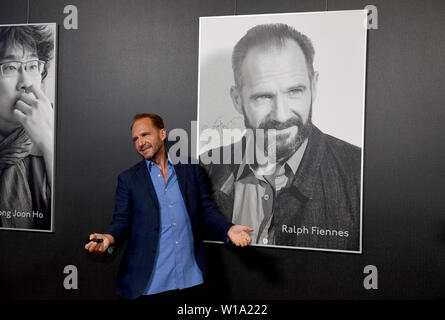 Monaco di Baviera, Germania. 01 Luglio, 2019. L'attore Ralph Fiennes segni la sua immagine in Gasteig a Monaco Film Festival dal 27.06.2019 al 06.07.2019 prima di ricevere il premio CineMerit d'onore. Credito: Felix Hörhager/dpa/Alamy Live News Foto Stock