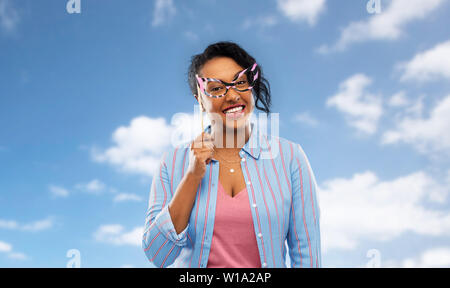 Felice americano africano donna con bicchieri di grandi dimensioni Foto Stock