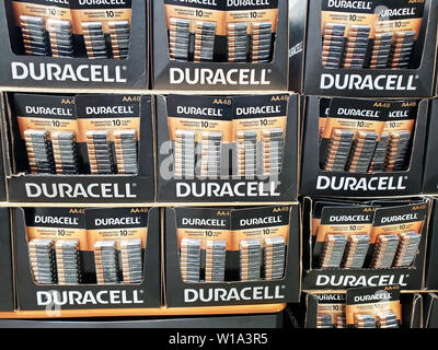 MONTREAL, Canada - 20 giugno 2019: Duracell pacchetti stand in magazzino Costco. Duracell è american Manufacturing Company di proprietà di Berkshire Hathaway Foto Stock