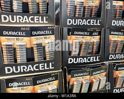 MONTREAL, Canada - 20 giugno 2019: Duracell pacchetti stand in magazzino Costco. Duracell è american Manufacturing Company di proprietà di Berkshire Hathaway Foto Stock
