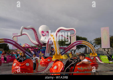 FARO, Portogallo - Ottobre 2018: fiera del divertimento evento Santa Iria con giochi, street food, ruote di traghetto, paraurti di automobili e molte diverse attività. Foto Stock