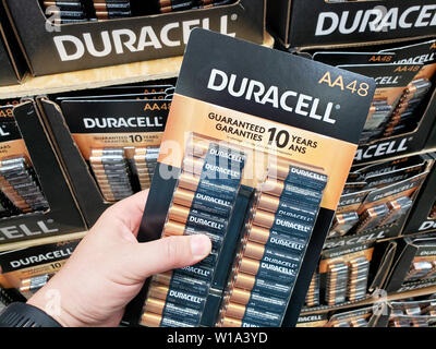 MONTREAL, Canada - 20 giugno 2019: Una mano azienda Duracell batterie pack su un ripiano. Duracell è american Manufacturing Company di proprietà di Berkshire H Foto Stock