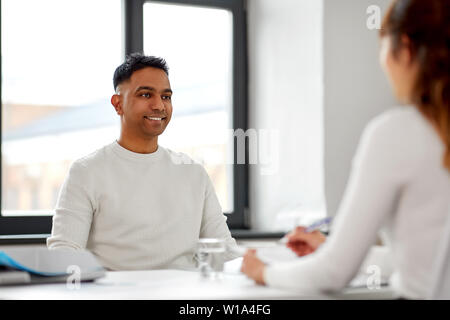 Dipendente avente intervista con il datore di lavoro in ufficio Foto Stock