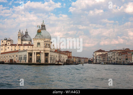 L'ingresso al Canal Grande, la Punta della Dogana e la salute dal Bacino di San Marco, Venezia, Italia Foto Stock