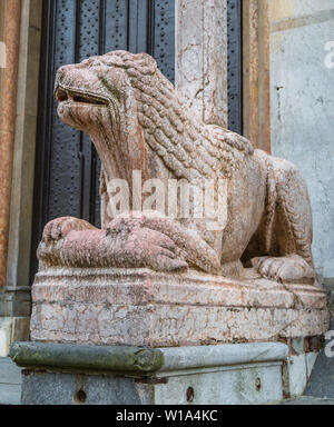 La scultura di un leone di fronte alla Cattedrale di Cremona. Italia Foto Stock