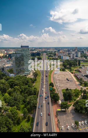 Vista di Panonska Cesta Street nel quartiere residenziale di Petrzalka nella città di Bratislava. Slovacchia Foto Stock