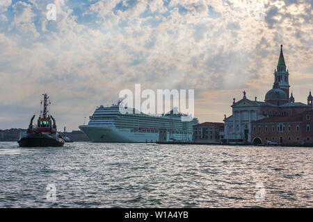 Una grande nave da crociera nel Canale di San Marco nani la Chiesa di San Giorgio Maggiore, Venezia, Italia Foto Stock