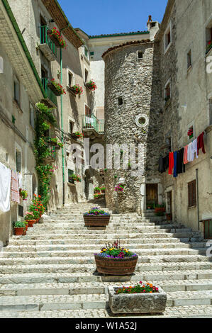 Scalinata di pietra, torre e case antiche nel villaggio di Civitella Alfedena. Abruzzo Lazio e Parco Nazionale del Molise, provincia di l'Aquila, Abruzzo Foto Stock