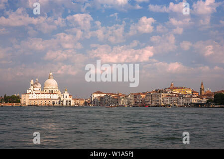 L'ingresso al Canale Grande, la Punta della Dogana e la salute dal Bacino di San Marco, Venezia, Italia Foto Stock