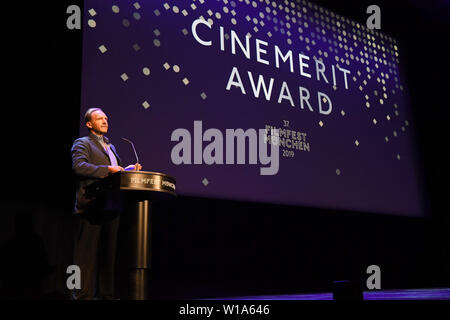 Monaco di Baviera, Germania. 01 Luglio, 2019. L'attore Ralph Fiennes sorge nel corso della cerimonia di premiazione del Premio CineMerit sul palco del Gasteig presso il Filmfest Monaco di Baviera che ha luogo dal 27.06.2019 al 06.07.2019. Credito: Felix Hörhager/dpa/Alamy Live News Foto Stock