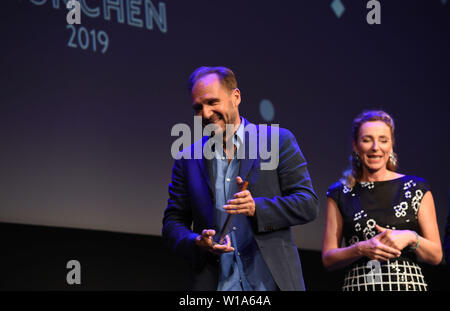 Monaco di Baviera, Germania. 01 Luglio, 2019. Attore Ralph Fiennes detiene il premio CineMerit nelle sue mani sul palco al Gasteig Film Festival di Monaco di Baviera dal 27.06.2019 al 06.07.2019. Credito: Felix Hörhager/dpa/Alamy Live News Foto Stock