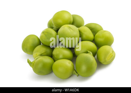 Freschi di piselli verdi gruppo isolato su sfondo bianco. Foto Stock