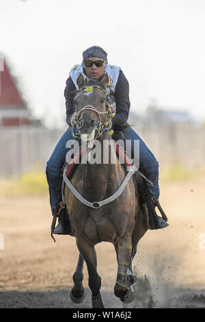 Lady Warrior gara al Blackfoot delle Prime Nazioni relè indiano (cavallo) gara disputata in Strathmore Alberta Canada Foto Stock