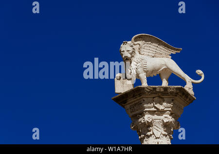 Leone di San Marco, simbolo della vecchia repubblica di Venezia. Monumento eretto nel 1473 a Vicenza piazza centrale (con copia spazio) Foto Stock