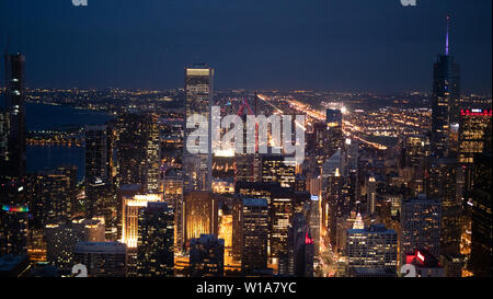 Chicago di notte - con una fantastica veduta aerea i grattacieli - street photography Foto Stock