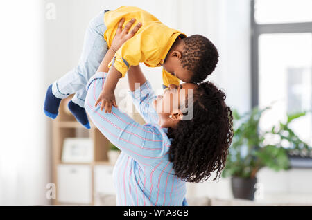 Felice African American madre con bambino a casa Foto Stock