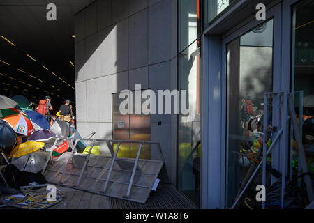 HONG KONG - Luglio 1, 2019: Hong Kong il 1 luglio di protesta e di manifestanti la rottura nell'edificio del consiglio legislativo. Foto Stock