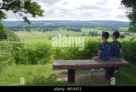 North Downs, Kent / UK. Due bambini, twin boys godendo la vista dalla North Downs Way nel Kent. Vista panoramica della campagna inglese nel Kent. Foto Stock