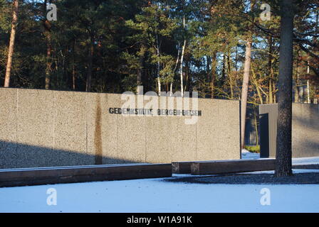 Un segno su una parete per il memorial a Bergen Belsen Campo di concentramento in Germania Foto Stock