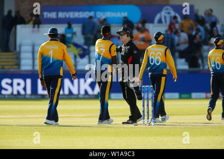 Emirates Riverside, Chester-le-Street, Durham, Regno Unito. 1 Luglio, 2019. ICC di Coppa del Mondo di cricket, Sri Lanka versus West Indies; arbitro Bruce Oxenford si congratula con la Sri Lanka giocatori dopo che avevano vinto la partita da 23 corre Credito: Azione Sport Plus/Alamy Live News Foto Stock