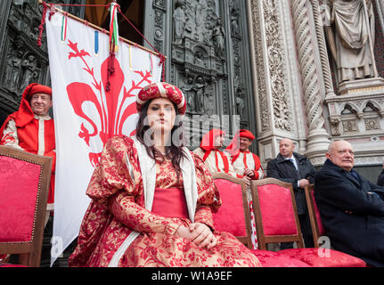 Firenze, Toscana, Italia - Gennaio 6, 2018: un rinascimento fiorentino nobile signora seduta sul sagrato della chiesa di Santa Maria del Fiore, durante la histori Foto Stock