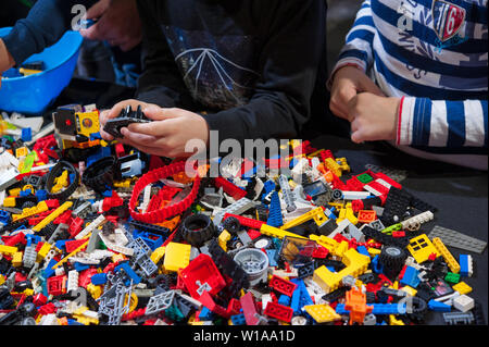 Bambini che giocano con i mattoncini lego Foto stock - Alamy