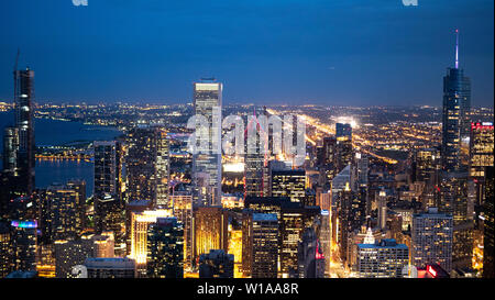 Chicago di notte - con una fantastica veduta aerea i grattacieli - street photography Foto Stock