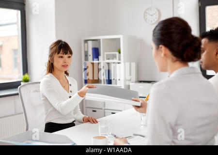 Dipendente avente il colloquio di lavoro con reclutatori Foto Stock