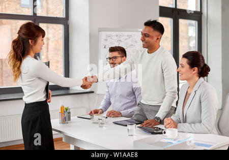 Reclutatori avente il colloquio di lavoro con il dipendente Foto Stock