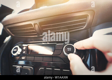 L'uomo girando su auto sistema di aria condizionata. Il sistema di raffreddamento della macchina Foto Stock