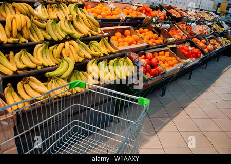 Shopping per frutta e verdura in un supermercato Foto Stock