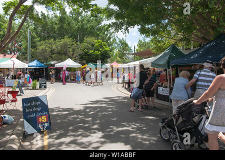 EUMUNDI AUSTRALIA - 1 febbraio 2012; Eumundi mercati dove gli artigiani,coltivatori e produttori di artigianato e prodotti alimentari istituito per vendere ai turisti e gente del posto tw Foto Stock