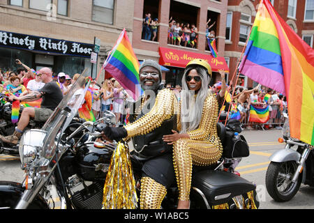 Chicago, Stati Uniti d'America. Il 30 giugno, 2019. Le persone partecipano al cinquantesimo annuale di Chicago Pride Parade in Chicago, gli Stati Uniti, il 30 giugno 2019. Decine di migliaia di persone hanno preso parte all'orgoglio annuale celebrazione del cinquantesimo anniversario di Stonewall insurrezione. Credito: Wang Ping/Xinhua/Alamy Live News Foto Stock