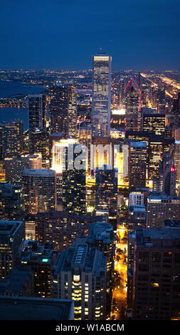 Chicago di notte - con una fantastica veduta aerea i grattacieli - street photography Foto Stock